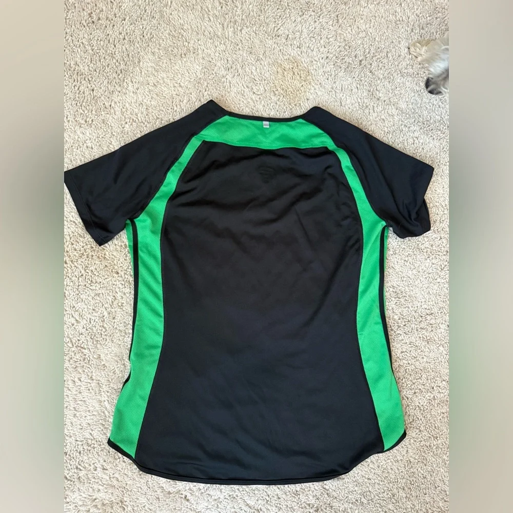 Nike Dri-FIT SZ L Shirt in Black and Green. Short sleeve.